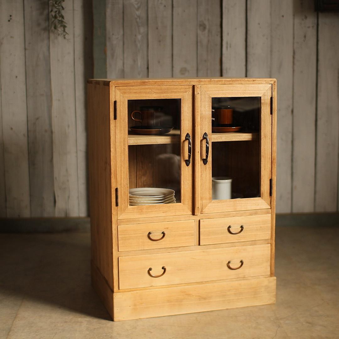 古い小ぶりな木枠のガラス戸棚×小引き出し3杯