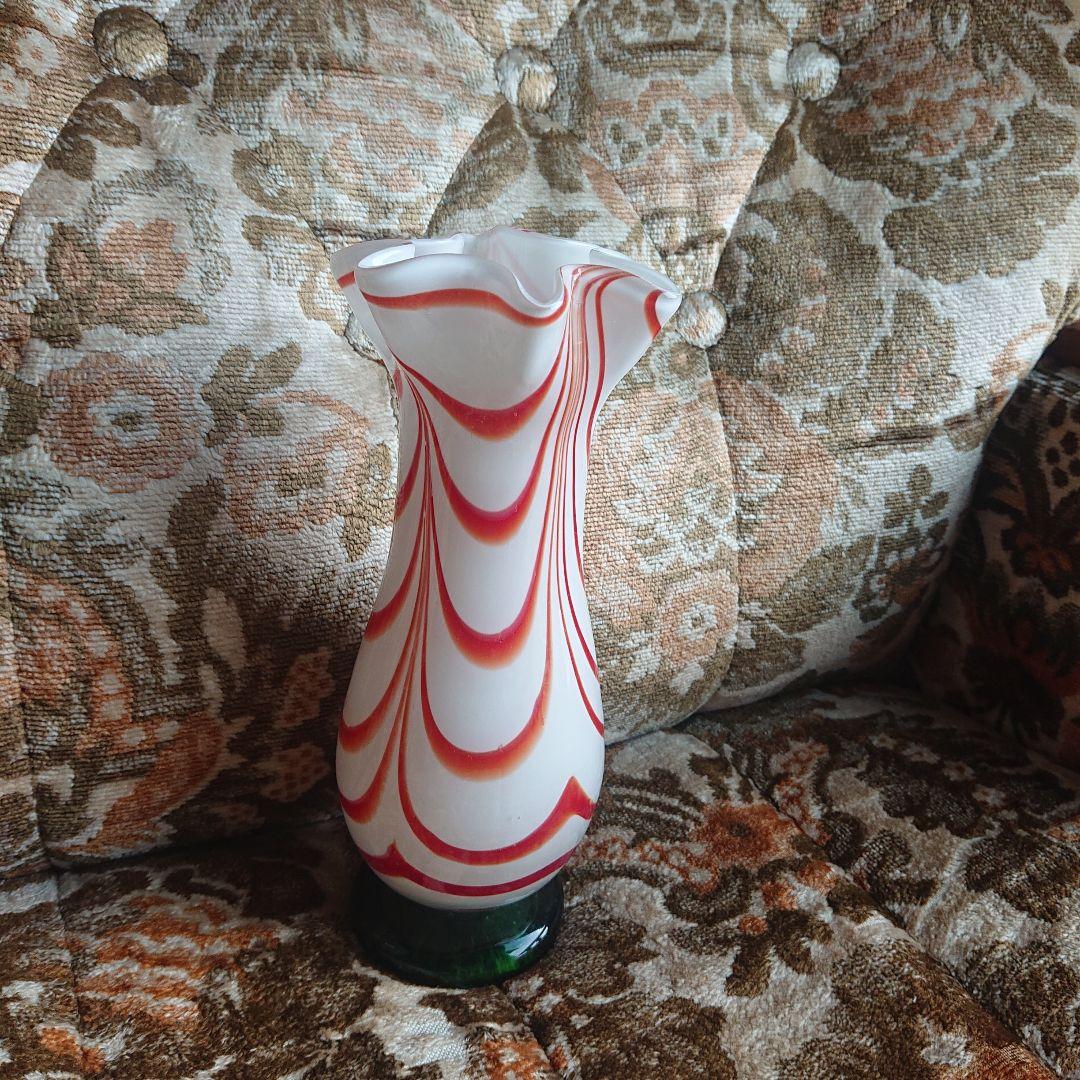 流線型ガラス花瓶 白と赤のマーブルカラーポップ